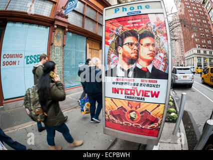 New York, New York, USA. 17. Dezember 2014. Fußgänger gehen vorbei eine Werbung für 'The Interview', einen komödiantischen Film über Nordkoreas Staatschef Kim Jong-un Attentat in New York auf Mittwoch, 17. Dezember 2014. Die geplante Premiere im Landmark Sunshine Kino wurde wegen terroristischer Bedrohungen aus der sogenannten Hüter des Friedens abgebrochen.  Bildnachweis: Richard Levine/Alamy Live-Nachrichten Stockfoto