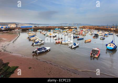 Boote im Hafen von Paignton erfasst kurz vor Sonnenuntergang. Stockfoto