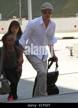 Brad Pitt und Angelina Jolie kommen am Los Angeles International Airport (LAX) mit zwei ihrer Kinder, Zahara und Maddox mit: Brad Pitt, Zahara Jolie-Pitt wo: Los Angeles, California, Vereinigte Staaten von Amerika bei: 14. Juni 2014 Stockfoto