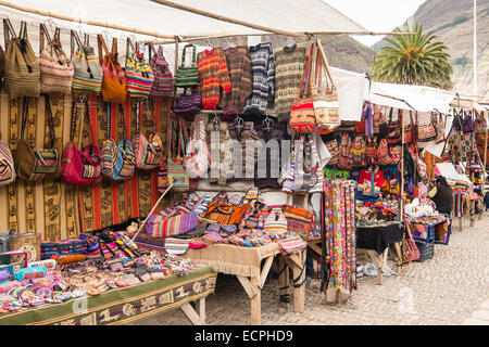 Bunte Taschen und Jumper auf Verkauf in Pisac Markt, Peru Stockfoto