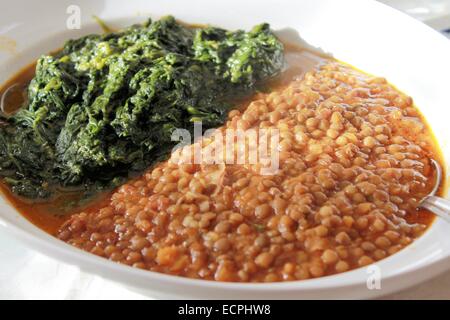 Schüssel mit Linsen und Spinat Stockfoto