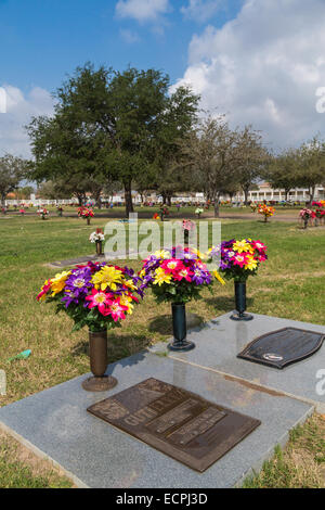 Ein Friedhof mit Blumen und Grabsteine in der Nähe von McAllen, Texas, USA. Stockfoto