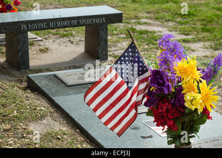 Ein Friedhof mit Blumen und Grabsteine in der Nähe von McAllen, Texas, USA. Stockfoto