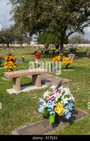 Ein Friedhof mit Blumen und Grabsteine in der Nähe von McAllen, Texas, USA. Stockfoto