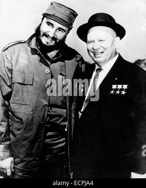 Moskau, Russland. 7. Mai 1962. Kubanische Revolutionsführer FIDEL CASTRO ist ein Marxist kubanischer Politiker, diente als Premierminister von Kuba sowie andere politische Positionen. Bild: Kubanischer Ministerpräsident FIDEL CASTRO, die bei einem Besuch in Russland, vor kurzem verbrachte einen Tag in den Wald in der Nähe von Moskau mit Mr NIKITA KRUSCHEV ist. © KEYSTONE Bilder USA/ZUMAPRESS.com/Alamy Live-Nachrichten Stockfoto