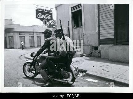 Santo Domingo, Dominikanische Republik. 5. Mai 1965. Schwer bewaffnete Rebellen Patrouille auf Motorrad während der Dominikanischen Bürgerkrieg. © Keystone Bilder USA/ZUMAPRESS.com/Alamy Live-Nachrichten Stockfoto