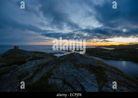 Rose Blanche Lighthouse befindet sich am Rande der Küste von Neufundland thront und ist der letzte Außenposten der Zivilisation für Meilen. Stockfoto