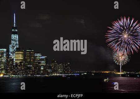 Feuerwerk feiert New York Citys 2014 Gay Pride Parade explodieren über niedrigere Manhattans Freedom Tower. Stockfoto