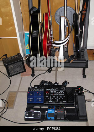 Gitarre Pedalboard, Digitech, Boss, Polytune 2, Dunlop Cry Baby Stockfoto