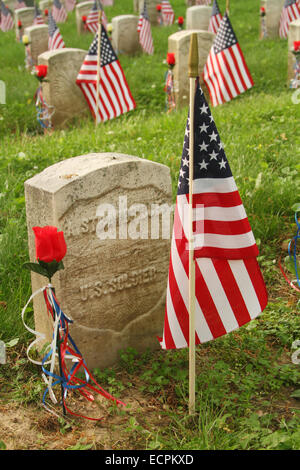 Gräber und Grabsteine markiert mit amerikanischen Fahnen und Blumen am Memorial Day. Bürgerkrieg Abschnitt, Waldfriedhof, Dayton, Ohio Stockfoto