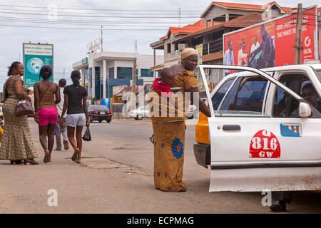 Taxi und Passagier auf Oxford Straße, Osu, Accra, Ghana, Afrika Stockfoto