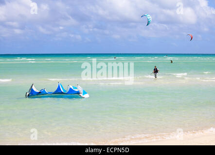 Mann in Kiteboarding auf der Küste von Kuba beteiligt. Stockfoto