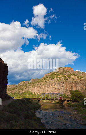 Der RIO GRANDE Fluss durchzieht die TAOS-Schlucht unter JOHN DUNN Brücke - NEW MEXICO Stockfoto