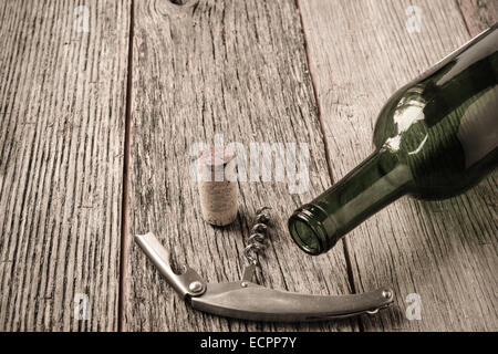 Grüner Weinflasche und Korken mit Rotwein und Korkenzieher Stockfoto