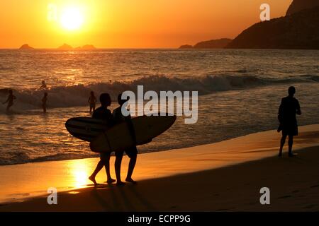 Rio De Janeiro, Brasilien, 17. Dezember 2014. Das Wetter in Rio: ein weiterer Sonnenuntergang in Arpoador Beach als Sommer naht. Bildnachweis: Maria Adelaide Silva/Alamy Live-Nachrichten Stockfoto