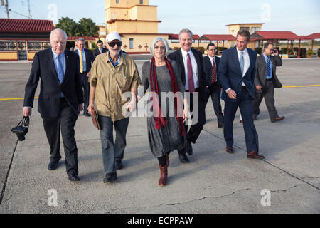 Havanna, Kuba. 17. Dezember 2014. Foto zur Verfügung gestellt durch das Weiße Haus zeigt US-Auftragnehmer Alan Gross (2. L Front) hält die Hand seiner Frau nach Veröffentlichung in Havanna, Kuba, am 17. Dezember 2014. Bildnachweis: Offizielle weiße Haus Foto/Lawrence Jackson/Xinhua/Alamy Live-Nachrichten Stockfoto