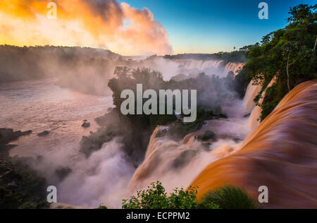 Iguazu-Wasserfälle sind Wasserfälle des Flusses Iguazu an der Grenze zwischen Argentinien und Brasilien