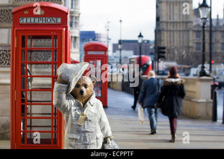 Paddington Bear-Statuen, die in London für einen guten Zweck platziert wurden Stockfoto