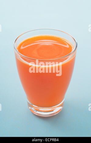 Karotte und Apfel frisch gepresst Saft im Glas auf hellem Hintergrund. Gesundes rohes Obst und Gemüse Getränk für gesundes Frühstück