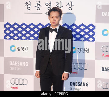 Seouil, Südkorea. 17. Dezember 2014. Yuchun(JYJ), stellt südkoreanische Sängerin Yu Chun bei einem roten Teppich Event von den Blue Dragon Film Awards in Seoul, Südkorea. © Lee Jae-Won/AFLO/Alamy Live-Nachrichten Stockfoto