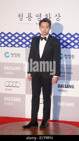 Seouil, Südkorea. 17. Dezember 2014. Yuchun(JYJ), stellt südkoreanische Sängerin Yu Chun bei einem roten Teppich Event von den Blue Dragon Film Awards in Seoul, Südkorea. © Lee Jae-Won/AFLO/Alamy Live-Nachrichten Stockfoto