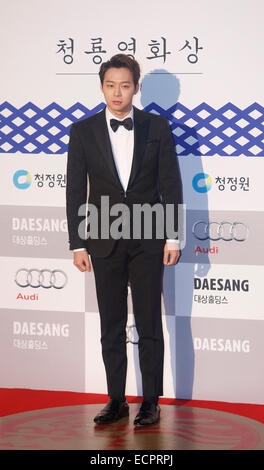 Seouil, Südkorea. 17. Dezember 2014. Yuchun(JYJ), stellt südkoreanische Sängerin Yu Chun bei einem roten Teppich Event von den Blue Dragon Film Awards in Seoul, Südkorea. © Lee Jae-Won/AFLO/Alamy Live-Nachrichten Stockfoto