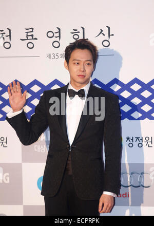 Seouil, Südkorea. 17. Dezember 2014. Yuchun(JYJ), stellt südkoreanische Sängerin Yu Chun bei einem roten Teppich Event von den Blue Dragon Film Awards in Seoul, Südkorea. © Lee Jae-Won/AFLO/Alamy Live-Nachrichten Stockfoto