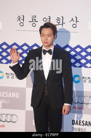 Seouil, Südkorea. 17. Dezember 2014. Yuchun(JYJ), stellt südkoreanische Sängerin Yu Chun bei einem roten Teppich Event von den Blue Dragon Film Awards in Seoul, Südkorea. © Lee Jae-Won/AFLO/Alamy Live-Nachrichten Stockfoto