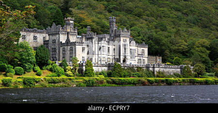 Kylemore Abbey auf dem See. Nationalpark Connemara in Irland. Stockfoto