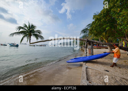 Kajak und schiefen Kokospalme am Sairee Beach, Koh Tao, Thailand Stockfoto