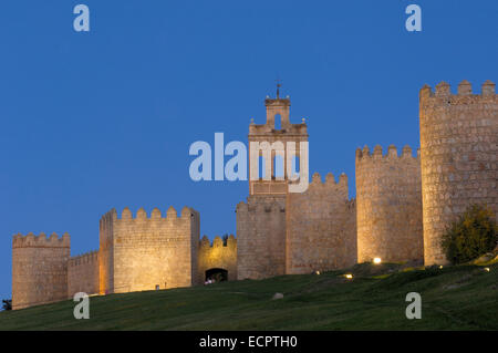 Ávila Stadtmauer bei Dämmerung, Kastilien-León, Spanien, Europa Stockfoto