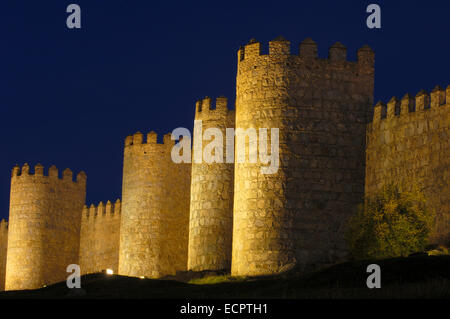 Ávila Stadtmauer bei Dämmerung, Kastilien-León, Spanien, Europa Stockfoto