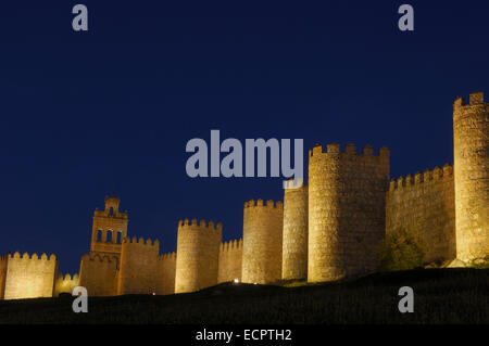 Ávila Stadtmauer bei Dämmerung, Kastilien-León, Spanien, Europa Stockfoto