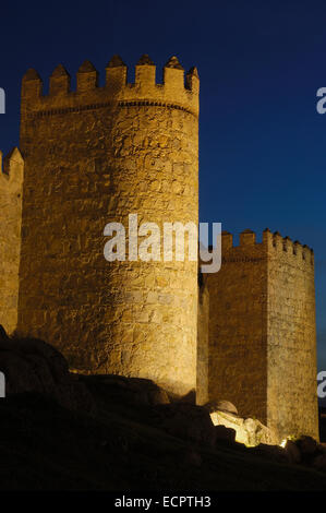 Ávila Stadtmauer bei Dämmerung, Kastilien-León, Spanien, Europa Stockfoto