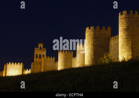 Ávila Stadtmauer bei Dämmerung, Kastilien-León, Spanien, Europa Stockfoto