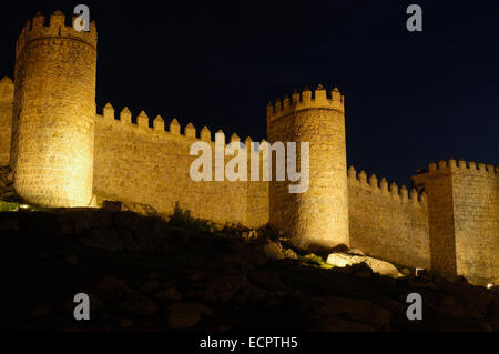 Ávila Stadtmauer bei Dämmerung, Kastilien-León, Spanien, Europa Stockfoto