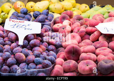 Obstmarkt mit verschiedenen bunten Früchten Stockfoto