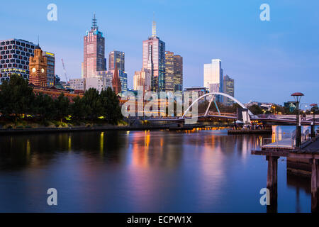 Melbournes berühmte Skyline von Southbank in Richtung Flinders Street Station in Melbourne, Victoria, Australia Stockfoto