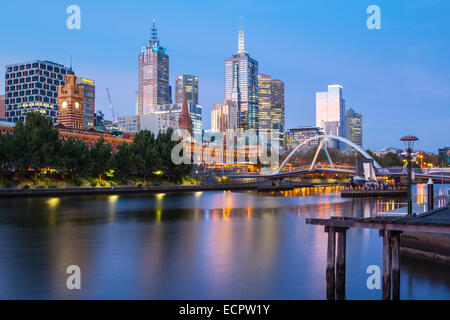 Melbournes berühmte Skyline von Southbank in Richtung Flinders Street Station in Melbourne, Victoria, Australia Stockfoto