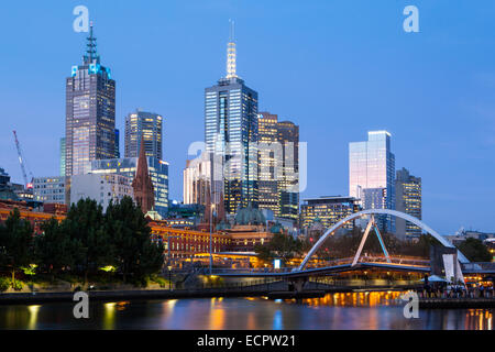 Melbournes berühmte Skyline von Southbank in Richtung Flinders Street Station in Melbourne, Victoria, Australia Stockfoto