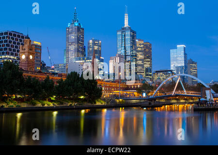 Melbournes berühmte Skyline von Southbank in Richtung Flinders Street Station in Melbourne, Victoria, Australia Stockfoto