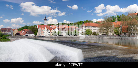 Blick über das Lechwehr Wehr auf die Altstadt, Landsberg am Lech, Upper Bavaria, Bavaria, Germany Stockfoto