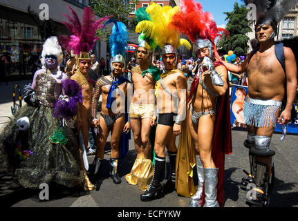 Eine Gruppe von Gladiatoren posieren vor dem Start der jährlichen Pride in London Parade. Stockfoto