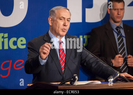 Jerusalem. 17. Dezember 2014. Der israelische Ministerpräsident Benjamin Netanyahu befasst sich mit eine Pressekonferenz während der Regierung drücken Sie Office (GPO) Jahresempfang im Israel Museum in Jerusalem, am 17. Dezember 2014. Israel erlitt Mittwoch eine Reihe von diplomatischen Rückschläge in Europa, darunter einen Gerichtsbeschluss zur Hamas aus der Liste der Terrorgruppen und eine Abstimmung im Europäischen Parlament für die Anerkennung eines palästinensischen Staates zu entfernen. © JINI/Emil Salman/Xinhua/Alamy Live-Nachrichten Stockfoto