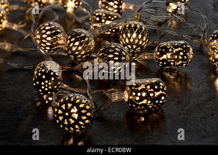 Weihnachtsbeleuchtung. Silbernen Laternen hergestellt in Indien, mit LED-Lampen im Inneren. Stockfoto