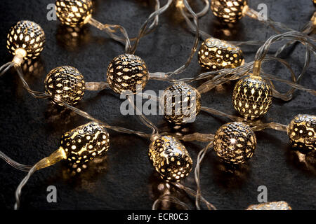 Weihnachtsbeleuchtung. Silbernen Laternen hergestellt in Indien, mit LED-Lampen im Inneren. Stockfoto