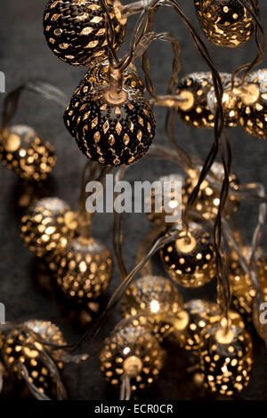 Weihnachtsbeleuchtung. Silbernen Laternen hergestellt in Indien, mit LED-Lampen im Inneren. Stockfoto