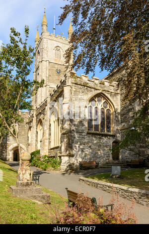 Ansicht der alten Steinkirche in kleinen touristischen Dorf auf der südlichen Küste von Cornwall, Stockfoto