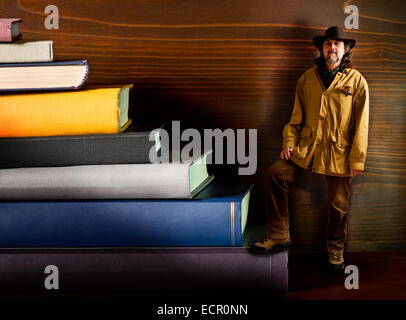 ein Cowboy in der Bibliothek, zusammengesetztes Bild Stockfoto