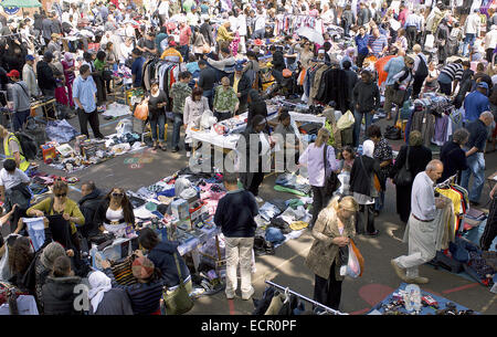 Hunderte von Menschen, Käufern und Verkäufern, kommen auf diesem Flohmarkt jeden Samstag. Es findet statt auf einem Schulhof. Stockfoto